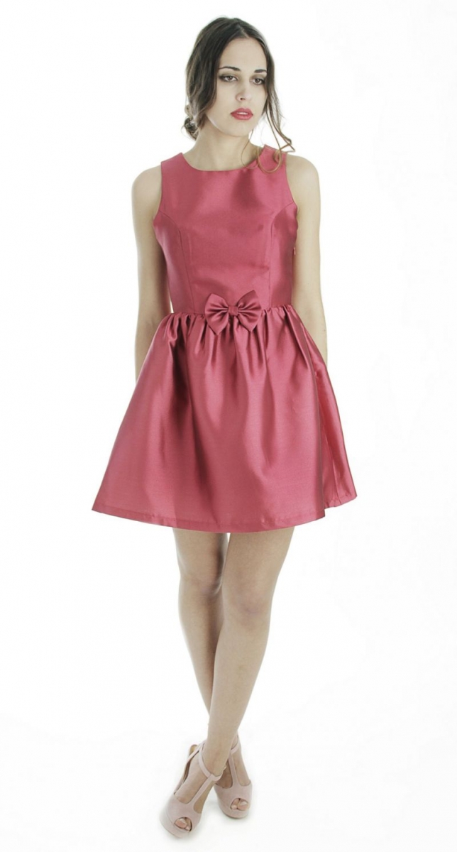 vestido corto de fiesta de vuelo rojo vino con escote en espalda y lazos invitada boda arimoka